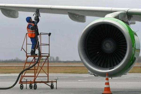 «Газпром» превратил отработанное масло в экологичное авиационное топливо SAF