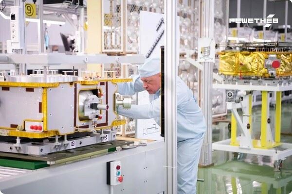 В России представили первую платформу для серийного производства спутников