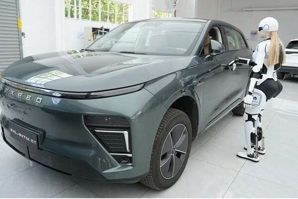 Впервые в России: в Химках робот-гуманоид консультирует покупателей в автосалоне и открывает двери машин