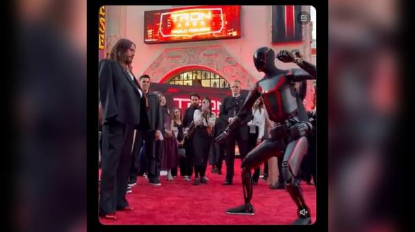 Робот Tesla устроил поединок с Джаредом Лето на премьере «Трона: Арес»